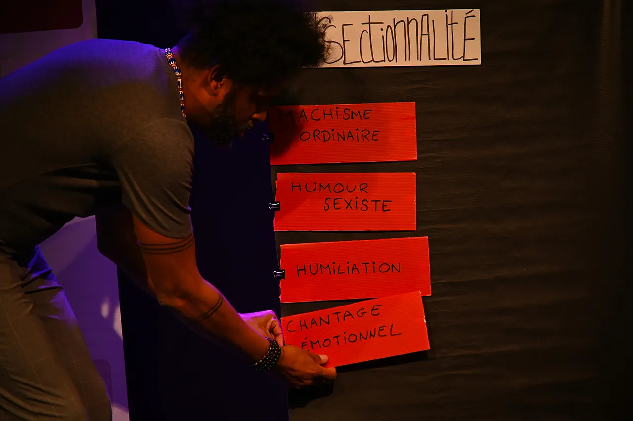 Pascal devant les pancartes de l'atelier